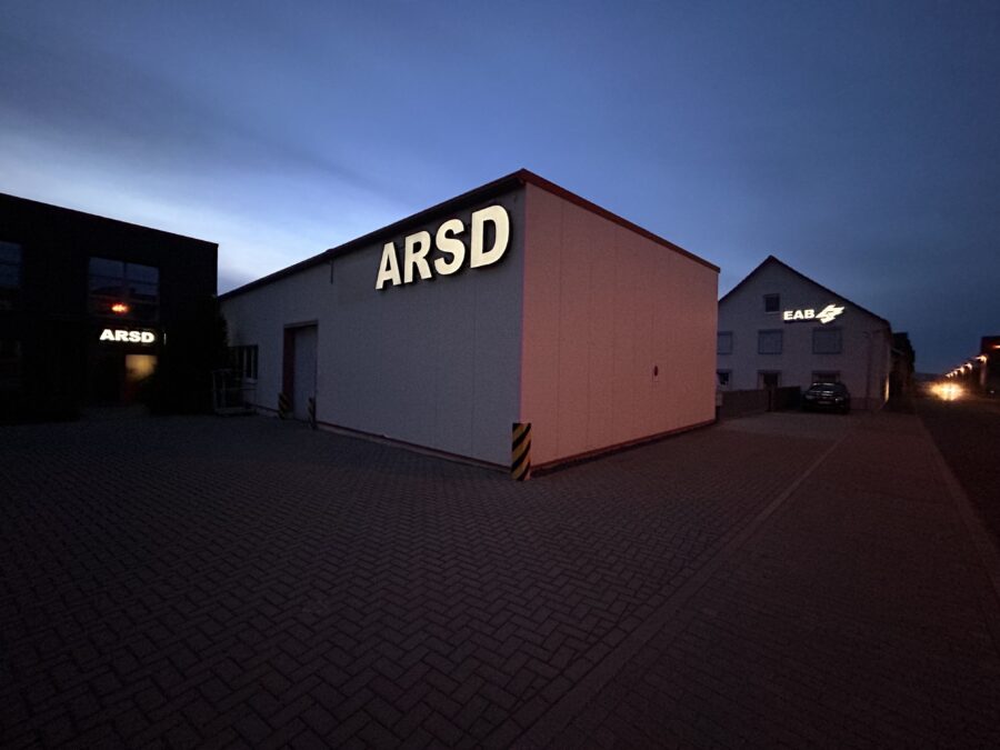 Premium Lichtwerbung: ASRD Logo & LED-Profilbuchstaben (Dimmbar)
