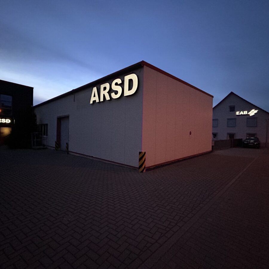 Premium Lichtwerbung: ASRD Logo & LED-Profilbuchstaben (Dimmbar)