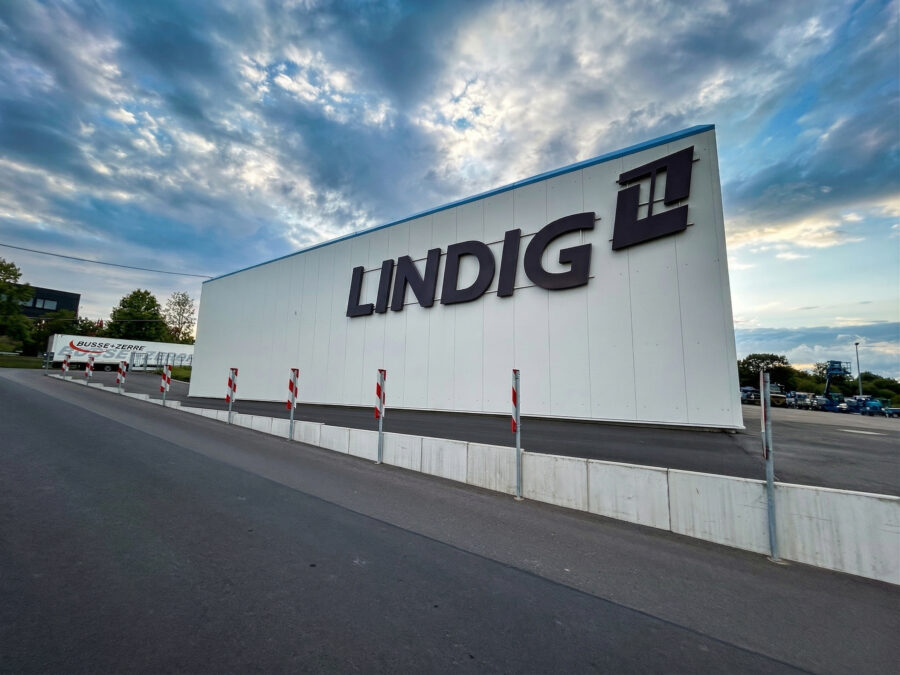 Projekt-Referenz LINDIG: Innovative IndustrieLichtwerbung in Black-and-White-Technik