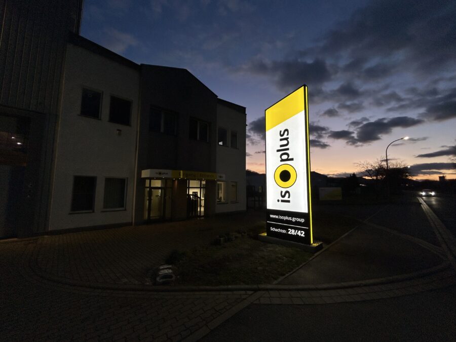 Referenzprojekt: Sichtbarkeit auf neuem Level – Außenwerbung für ISO-Plus