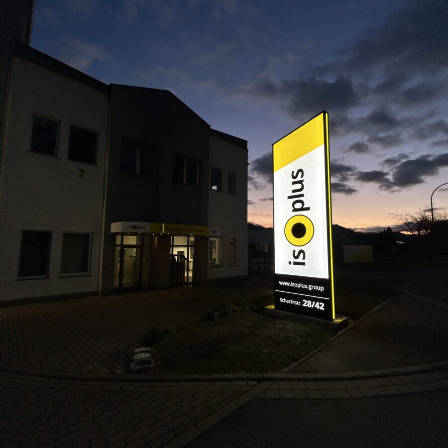 Referenzprojekt: Sichtbarkeit auf neuem Level – Außenwerbung für ISO-Plus